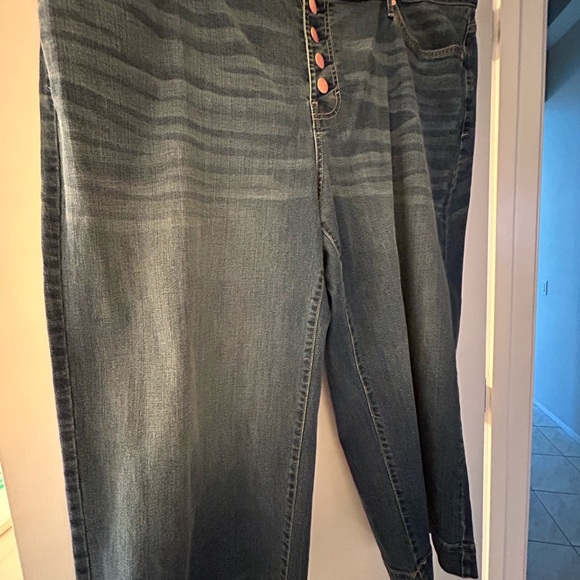Anna wide leg crop jeans..faded color and wide leg bottom copper button front - Picture 2 of 7